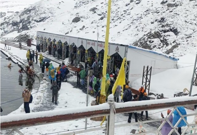 जून में बर्फबारी ने ढक दिया हेमकुंड साहिब, तीर्थयात्रियों का उत्साह बरकरार
