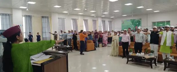 पर्यावरण बचाओ, लोकतंत्र निभाओ: चंपावत में पौधारोपण के साथ मतदाता जागरूकता का अनूठा संगम