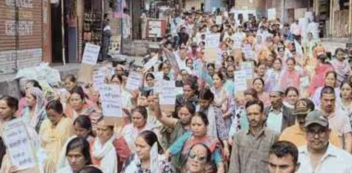 पिथौरागढ़: युवक की हत्या के बाद पुलिस की निष्क्रियता पर भड़के लोग, सड़कों पर उतरा जनाक्रोश