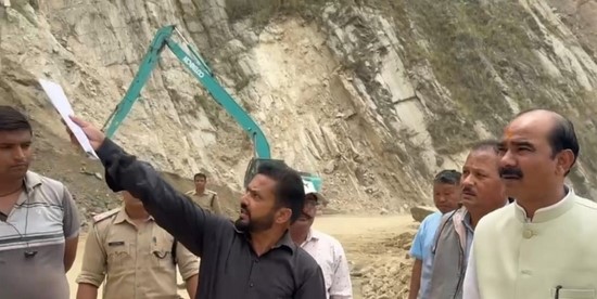 केंद्रीय मंत्री अजय टम्टा ने स्वाला डेंजर जोन का किया निरीक्षण, NH कार्यों में तेजी लाने के दिए निर्देश