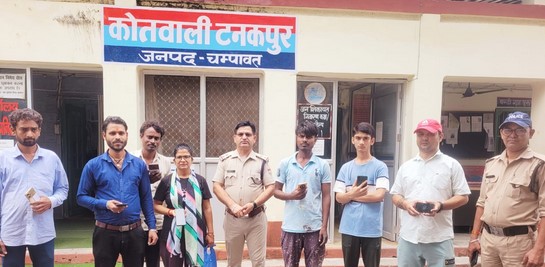 चंपावत पुलिस की बड़ी सफलता: टनकपुर से गुम हुए 8 मोबाइल फोन बरामद, मालिकों को सौंपे